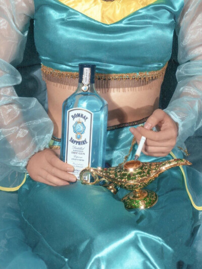 迪士尼公主拿着酒图片图片