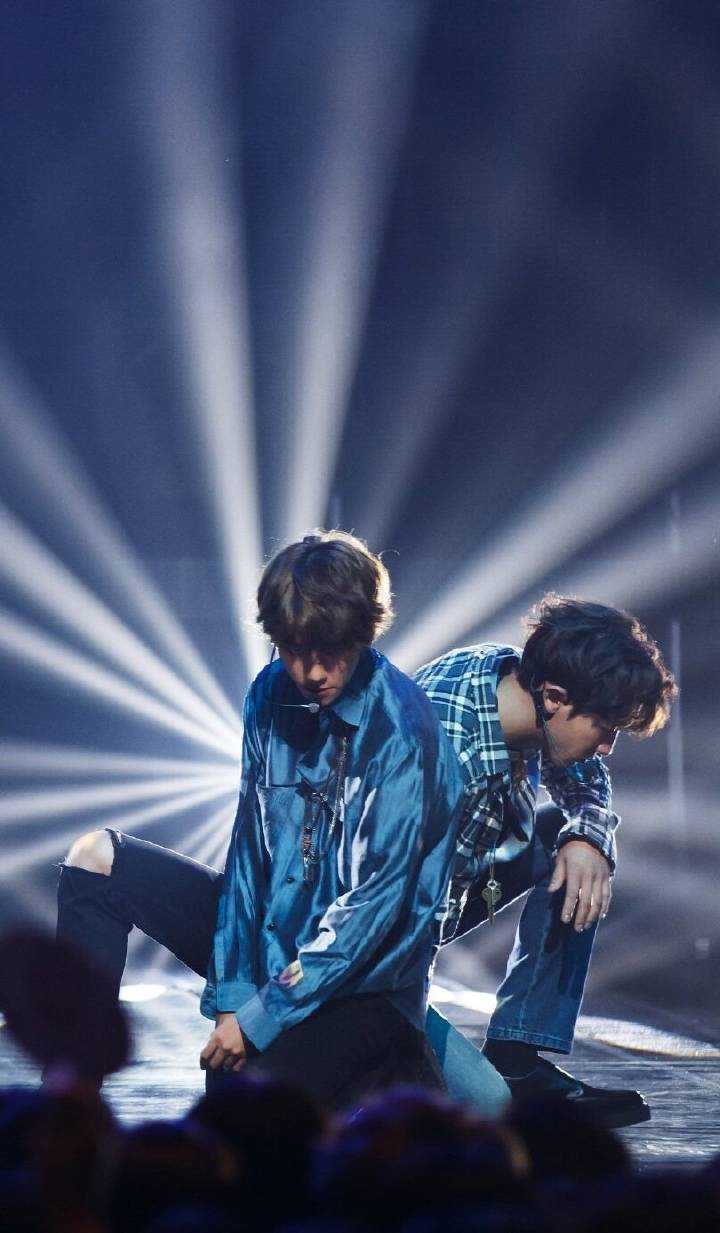 灿白 舞台