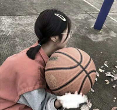 女生抱篮球的头像图片