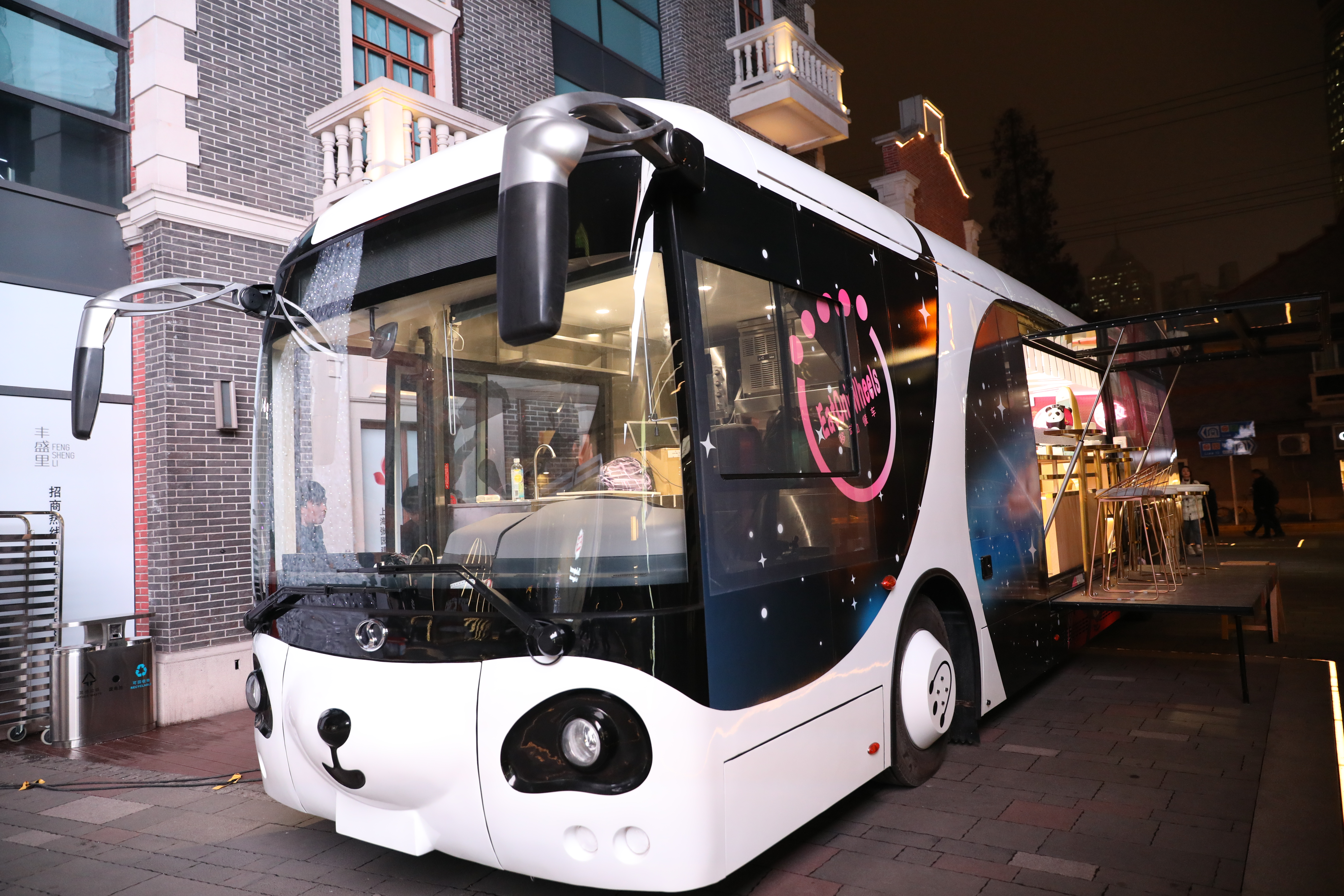 深兰科技ai移动餐车——熊猫餐车