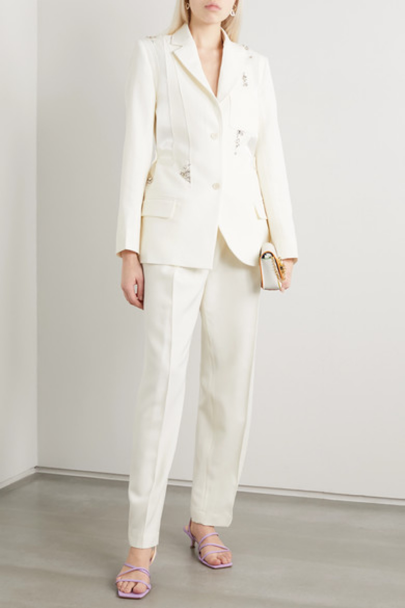 单品背面设有可调节式袢带,能收束其略微宽松的廓形.