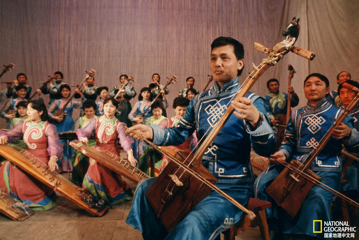 音乐会蒙古国国家交响乐团正在乌兰巴托举行音乐会,照片刊登于1985年2