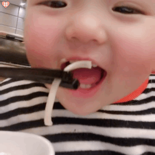 萌娃丸子妹表情包动图这组萌死了哈哈哈吃面条可爱暴击!