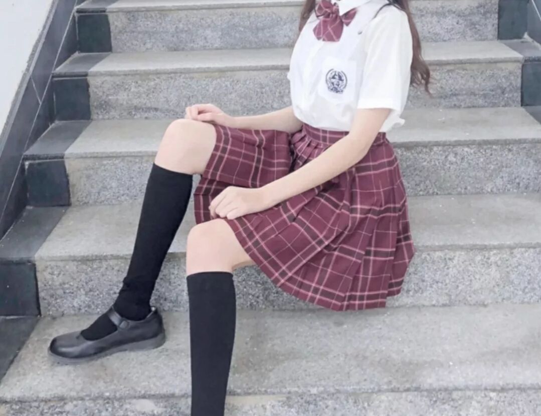 "晚睡的女孩会被月亮抓去罚站哦,月亮会和善良可爱的小朋友说晚安"