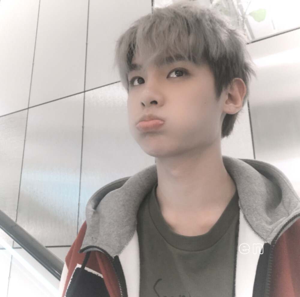 黄明昊浅色系头像