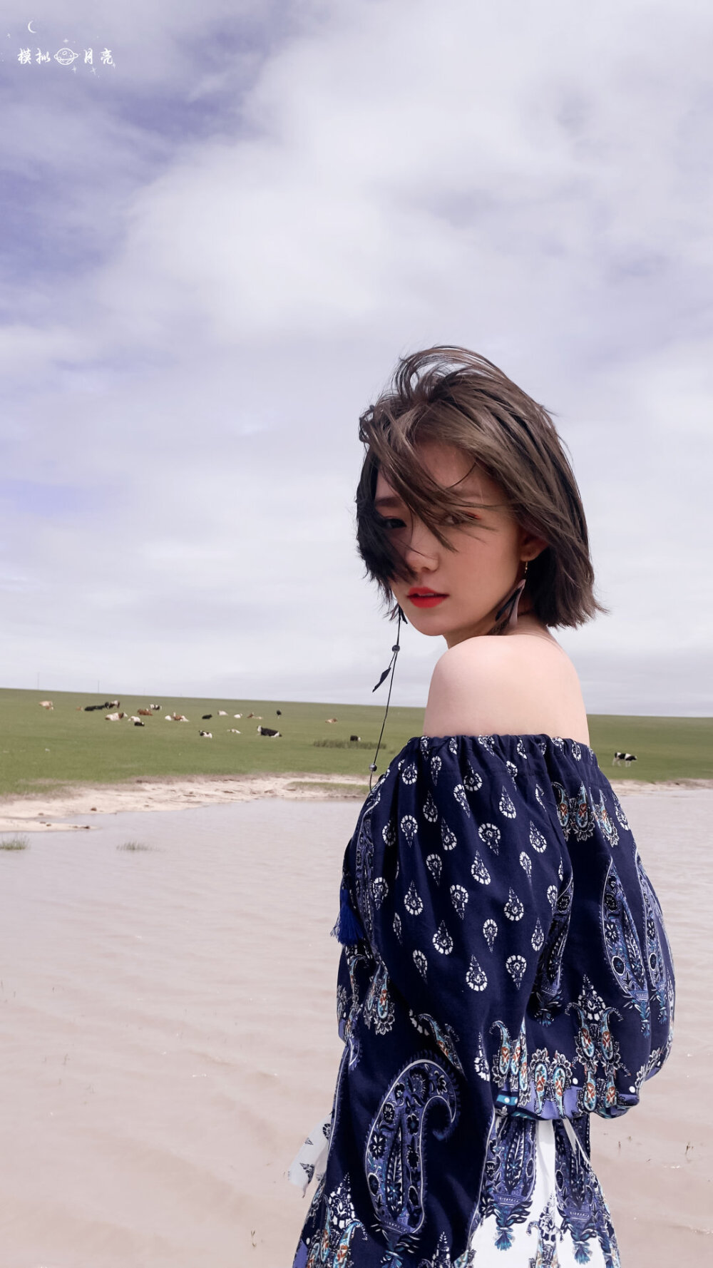 "我认为偶像首先它有点高,有点神圣,它代表一种精神,要引领同时也有