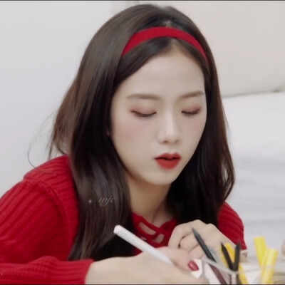 jisoo 金智秀"现在的我总算看到他了,她的头发黑得像风信子花,她的