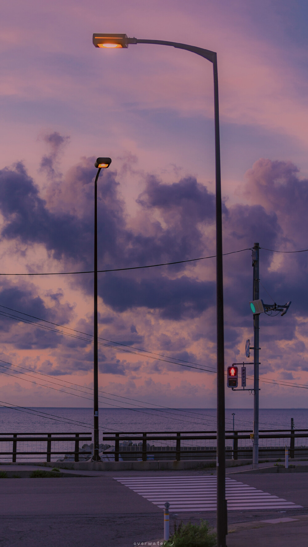 海水,月亮和一些心碎 cr:@overwater 风景壁纸/锁屏壁纸/摄影ins