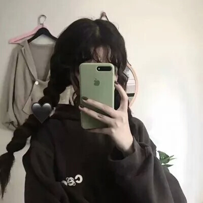 用手机挡脸的女生头像,黑白.