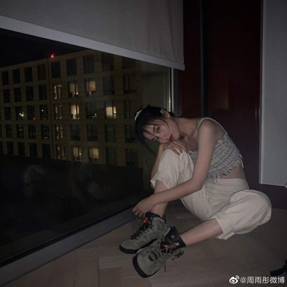 周雨彤头像
