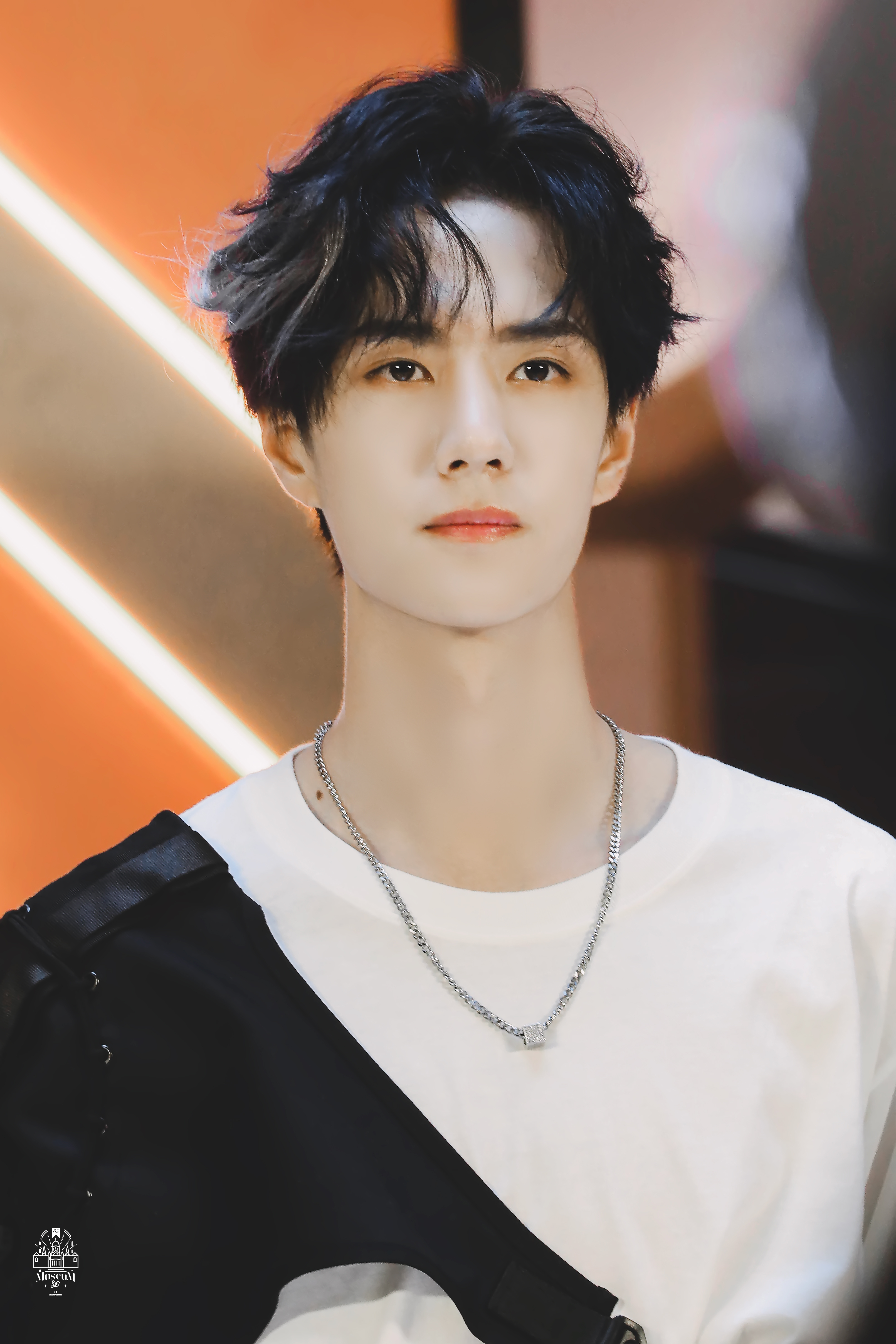 『禁二改&商用&抹logo&制作应援物,出处微博85museum·王一博』