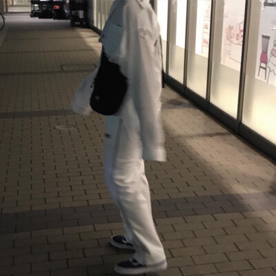 我们爱一个人的时候 都像一条狗.