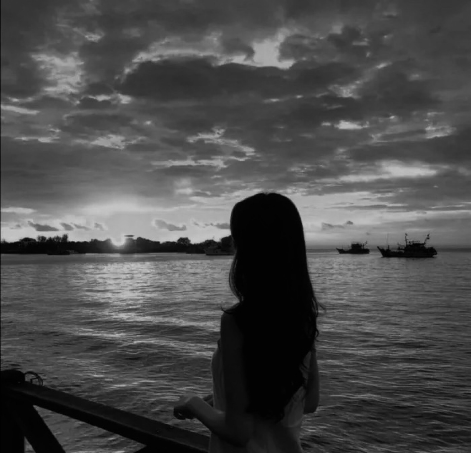 黑白 女头 来源不明 颜色自调 侵删