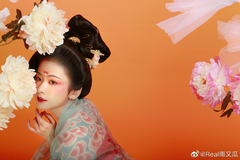 《十二花神:四月·杨玉环》霓裳一曲舞衣轻,含笑秋波百媚生.