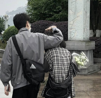 女生靠在男生怀里的情侣头像