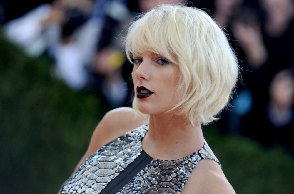 2016年的今天,霉霉taylor swift出席met gala,16年的主题为科技时代