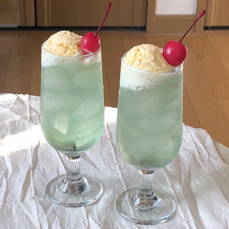 蜜瓜味冰淇淋汽水!日本樱花妹又搞了一个有颜值又好喝的饮品.