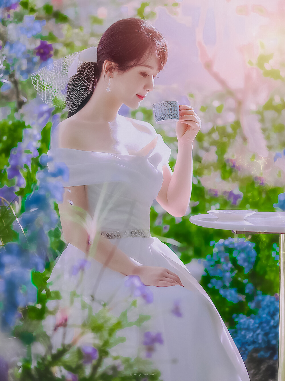 韩国艺匠杨紫婚纱图片