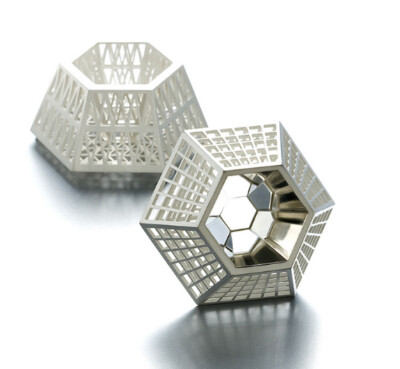 youjin um,我是一名金属工艺设计师,我喜欢冷金属材料的天然属性,特别