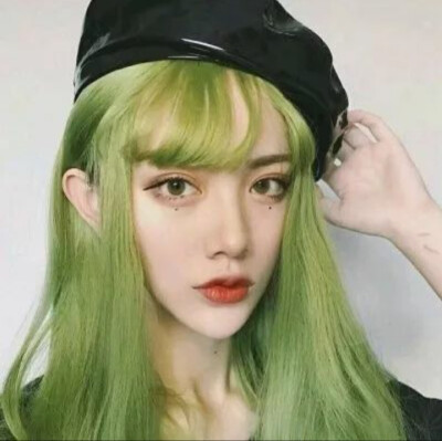 绿色头发的电影女主角图片