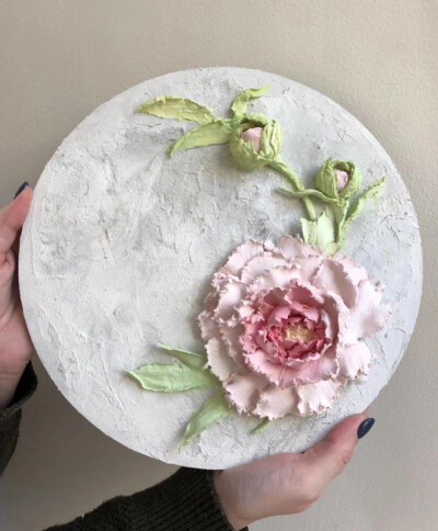 立体浮雕画太好看了,多数是用专门的膏体来制作,高强白石膏粉,丙烯