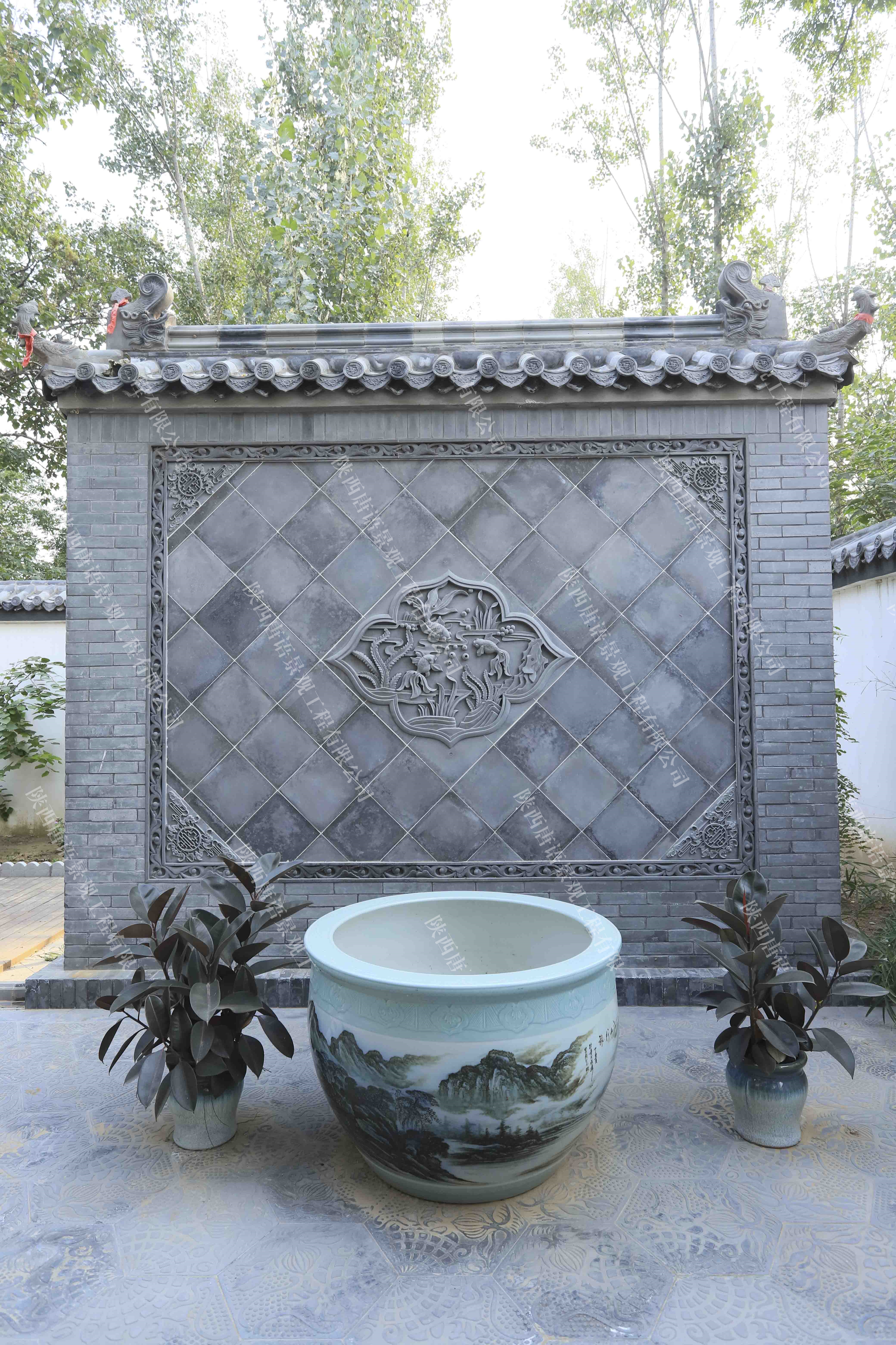中式庭院中的砖雕照壁,中国上下几千年的历史,庭院文化也是延续至今