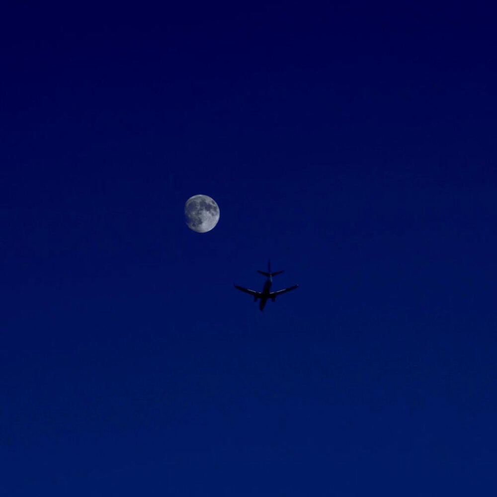 天空暗蓝