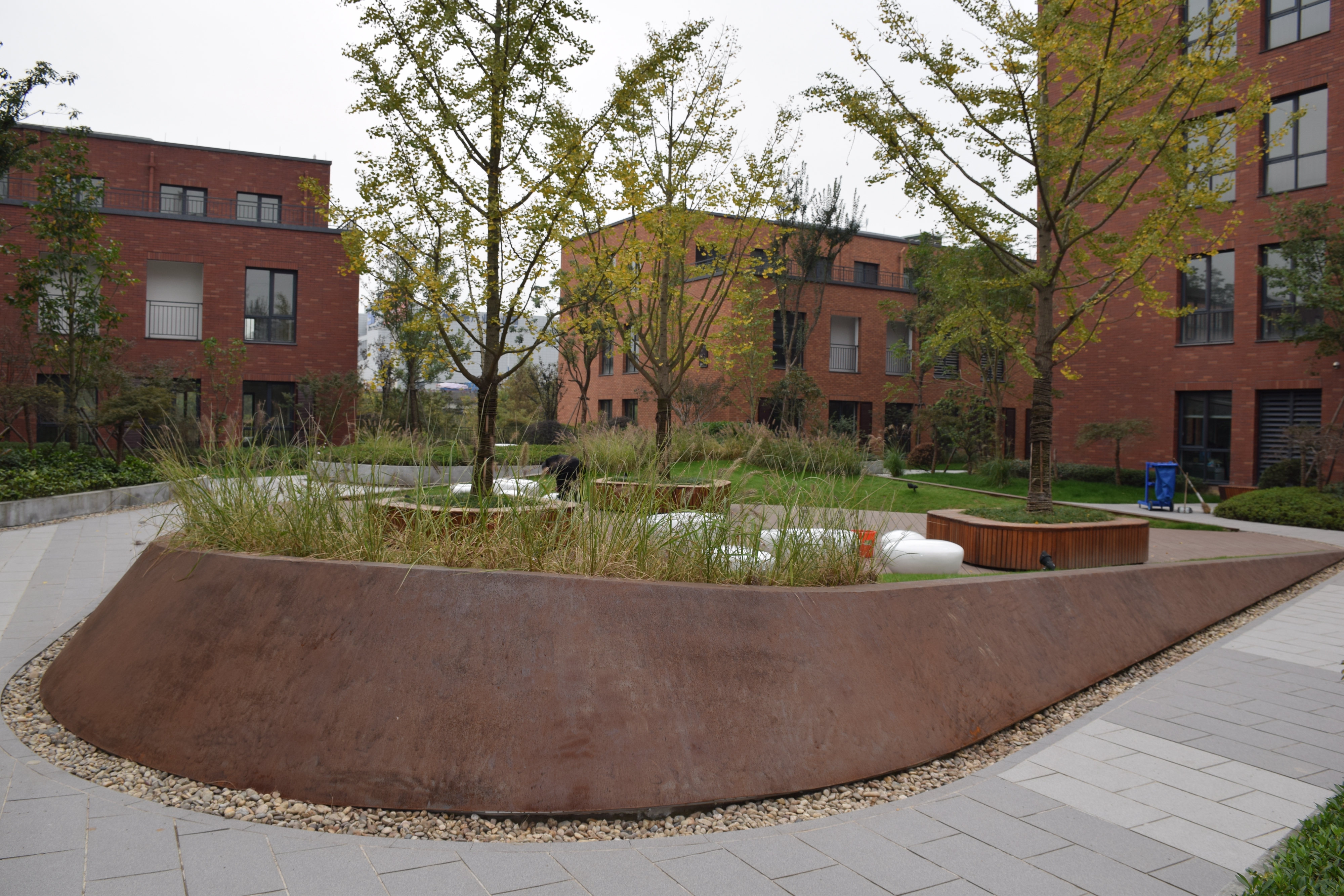 景观功能更偏向于职员的日常和outdoor商服,形成一个小型的商业社区.