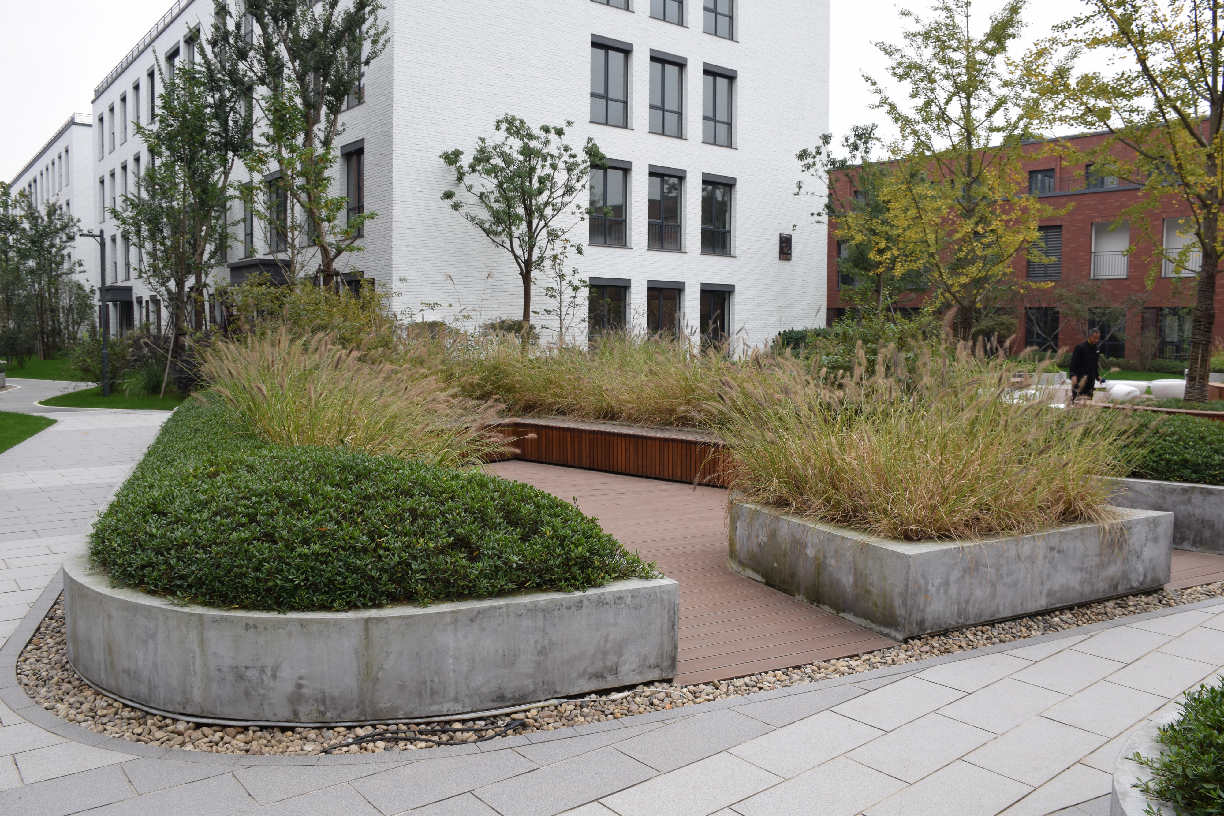 写字楼类景观偏商业,有极强的时代感,一般会融合当下最流行的元素和