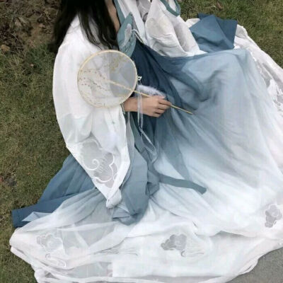 月下抚琴轻羁愁古风汉服头像