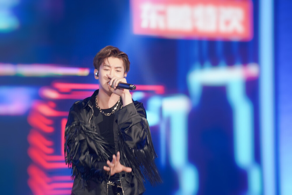 唱跳俱佳,创作达人,实力rapper,今晚22:00 锁定湖南卫视《天天向上》