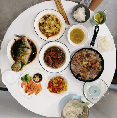 那时,我已经习惯了一人食:我的餐桌应该也习惯了一盘,一杯,一碗……和