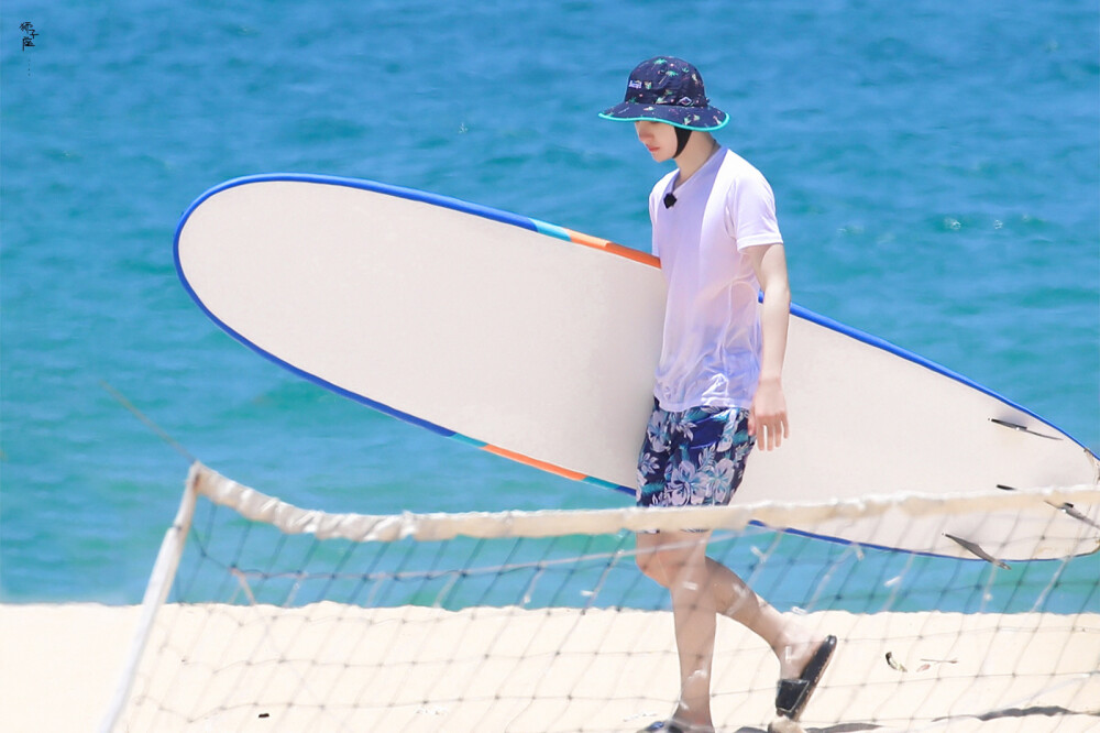 王一博夏日冲浪店 cr:logo