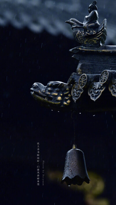 【原创】《斟一杯夜雨》斟一杯夜雨放在月光冷的清灯下铺开浅蓝色纸片