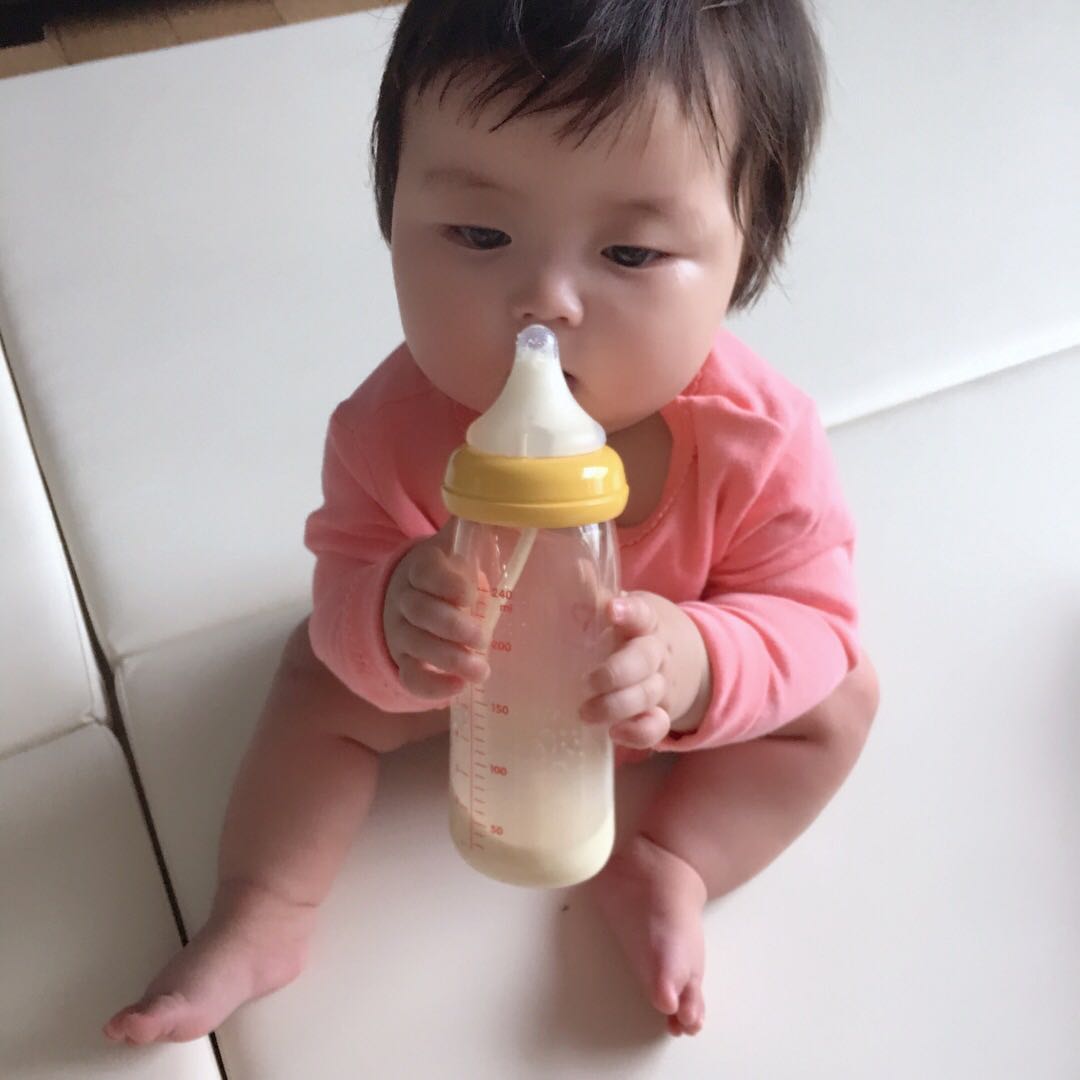喝奶头像 一个小女孩图片