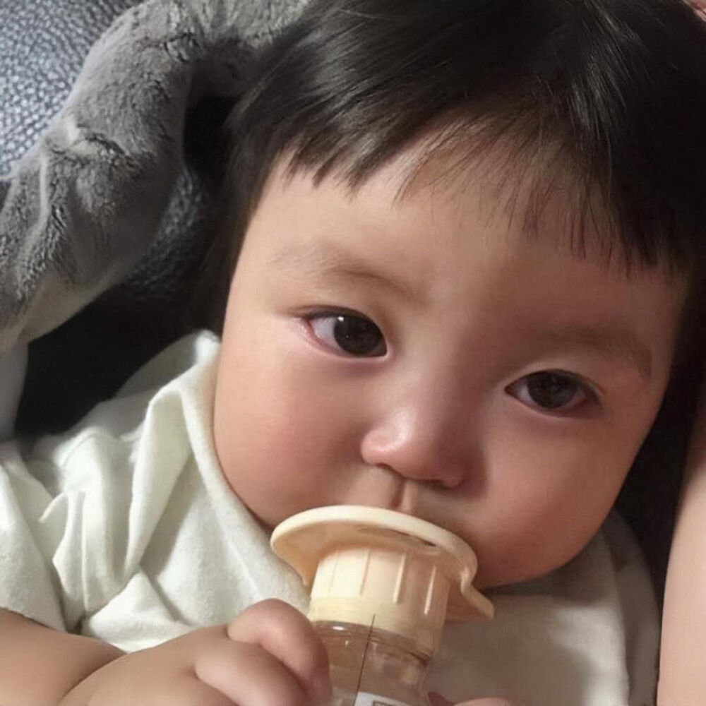 小女孩喝牛奶的头像图片