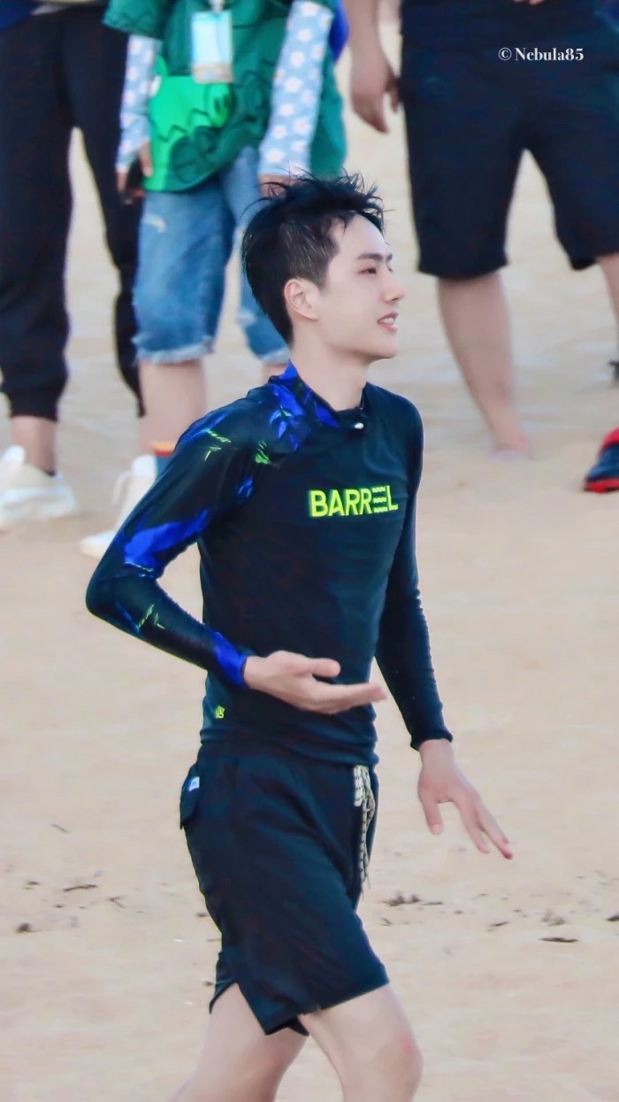 王一博夏日冲浪店 cr:logo
