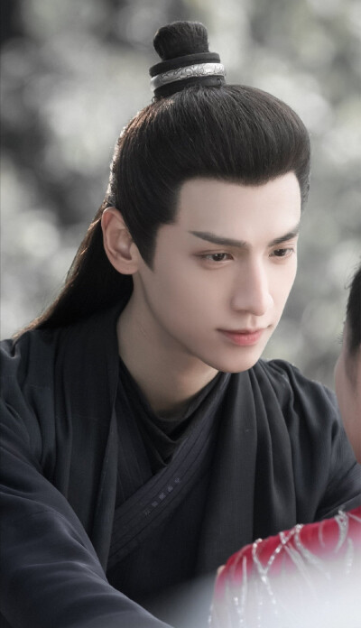 虞楚之玄衣墨发,一瞥惊鸿