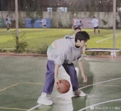 刘耀文打篮球图片背影图片