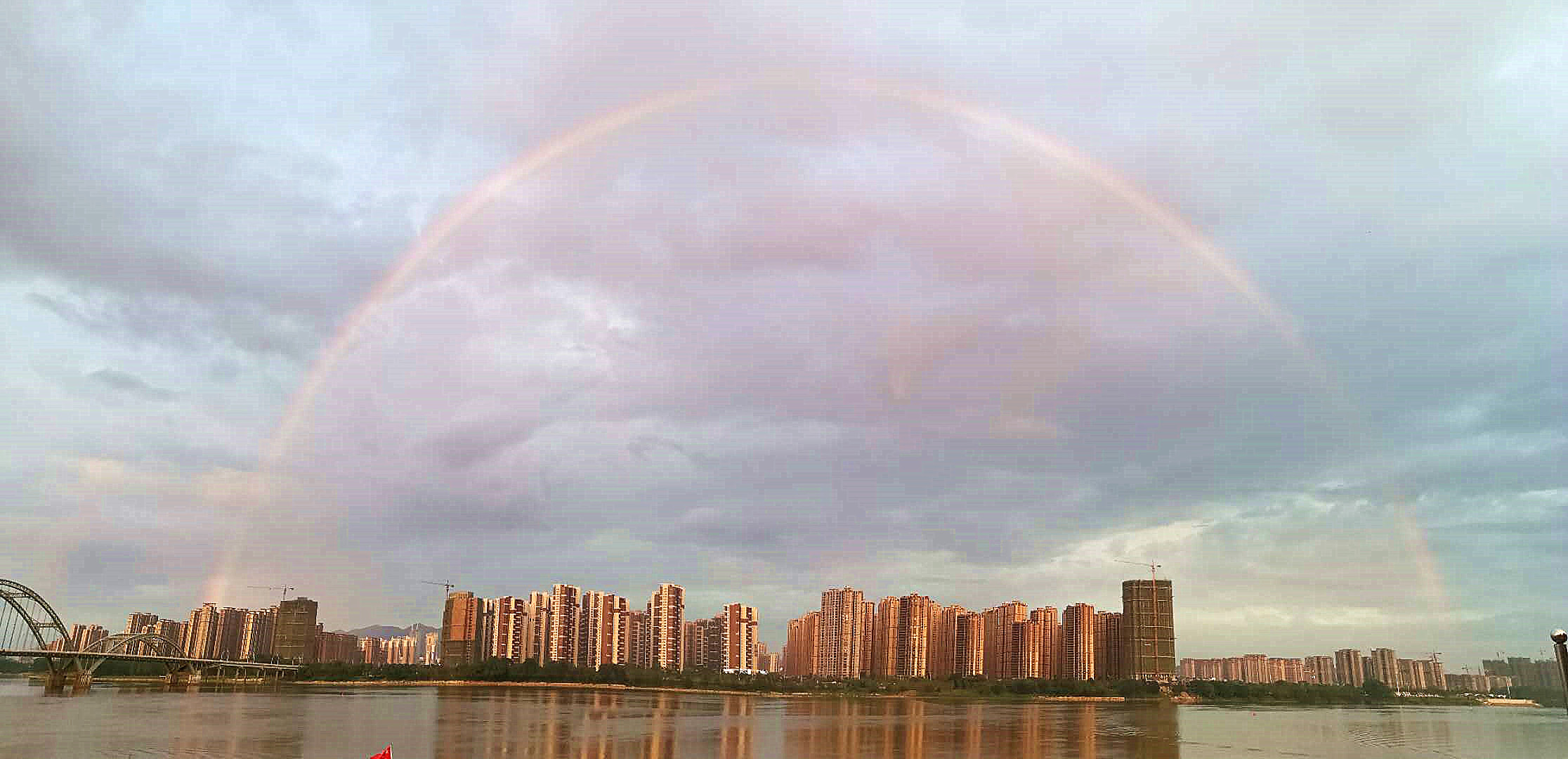 6月25傍晚时分,一场雨过后,江西吉安城区上空突然出现一道壮丽大彩虹