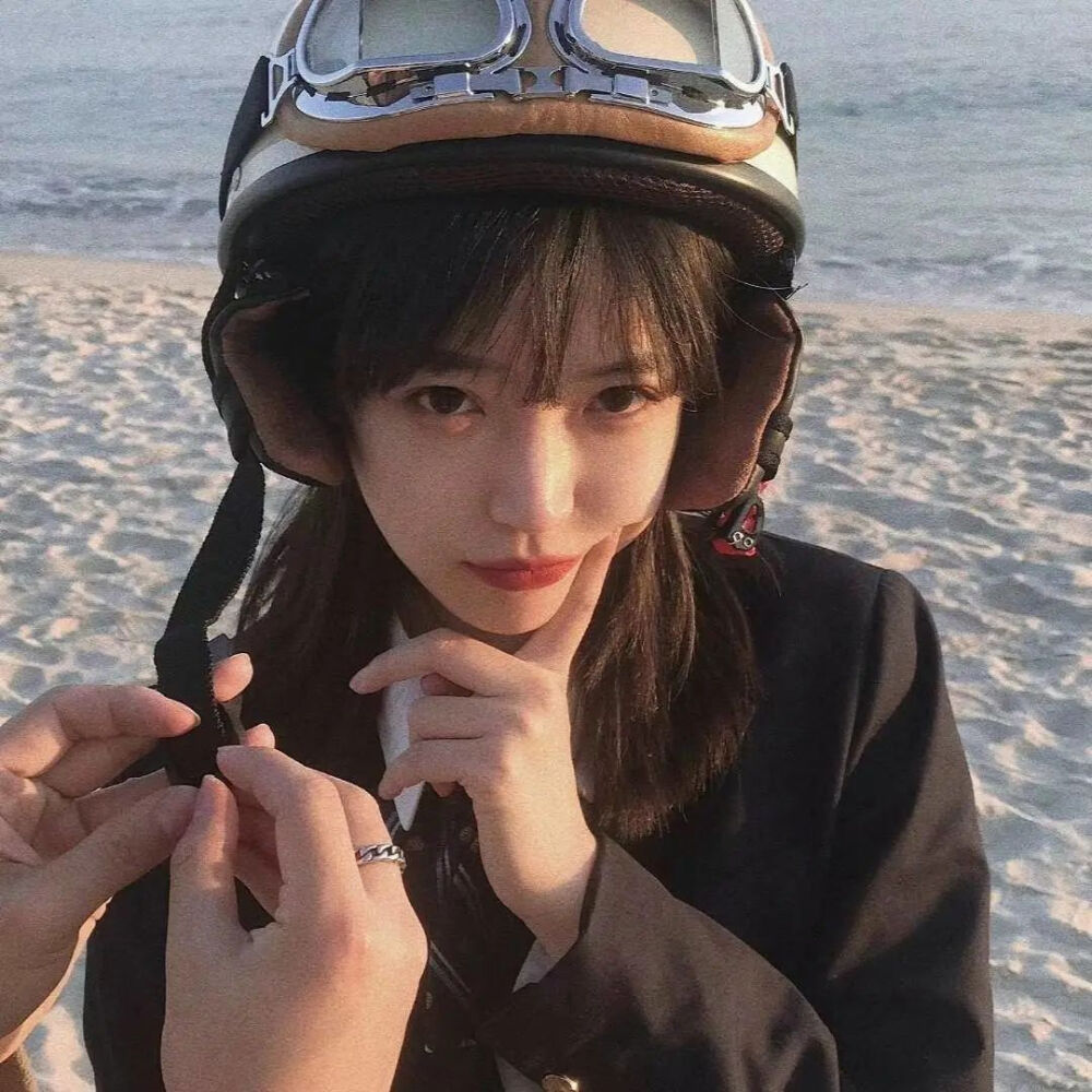 女生头像"初识眉眼,坠情千尺.