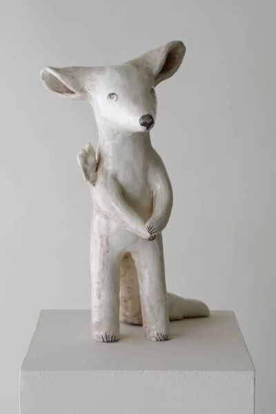 她的"波顿风"系列作品用色简单,加上陶瓷的独特材质,看起来像经历岁月