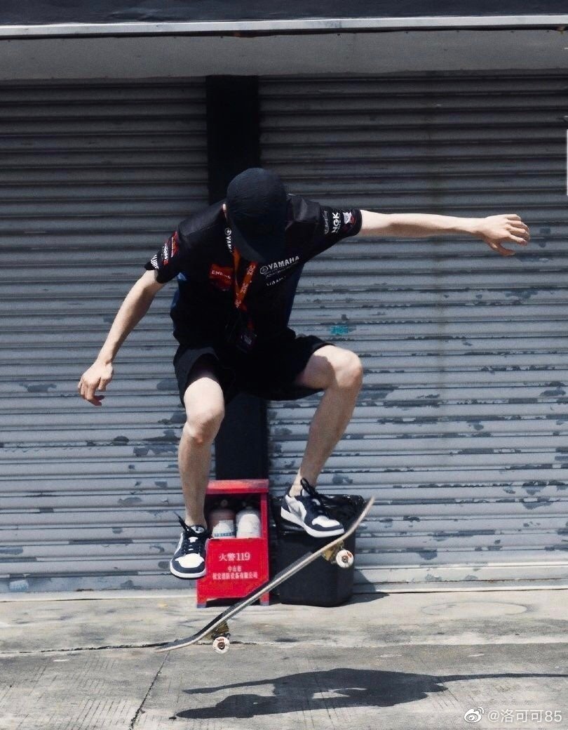 85号赛车手玩滑板