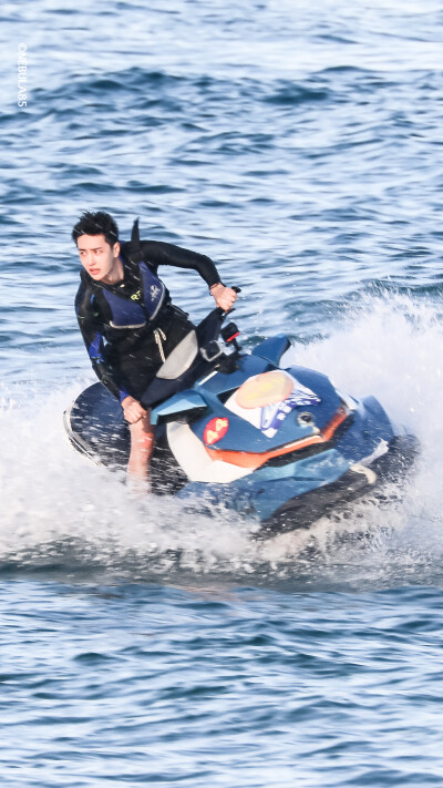 王一博骑摩托艇图片