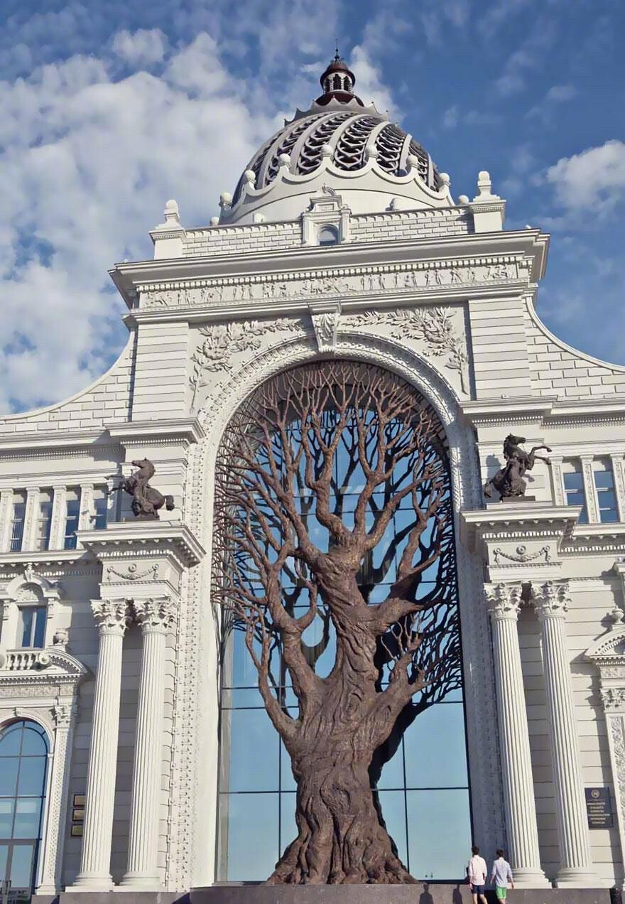 斯坦共和国农业部建筑(the agriculturers palace)内的巨型铁树雕塑
