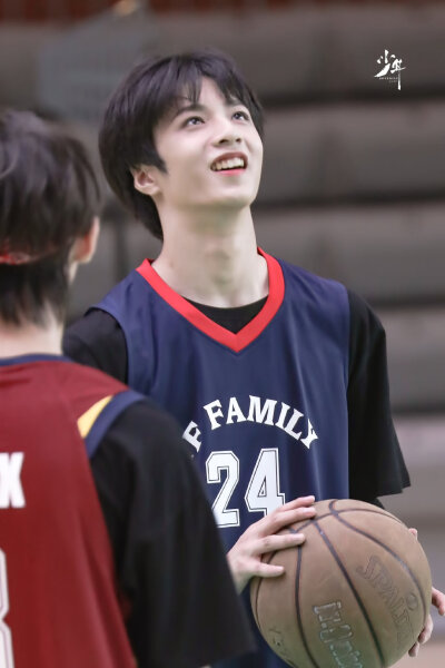 tf家族夏日运动会 刘耀文 cr:logo