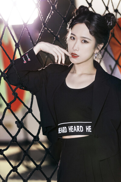 黑色小西装搭配黑色百褶裙充满质感 all black穿搭酷飒有型,气场十足