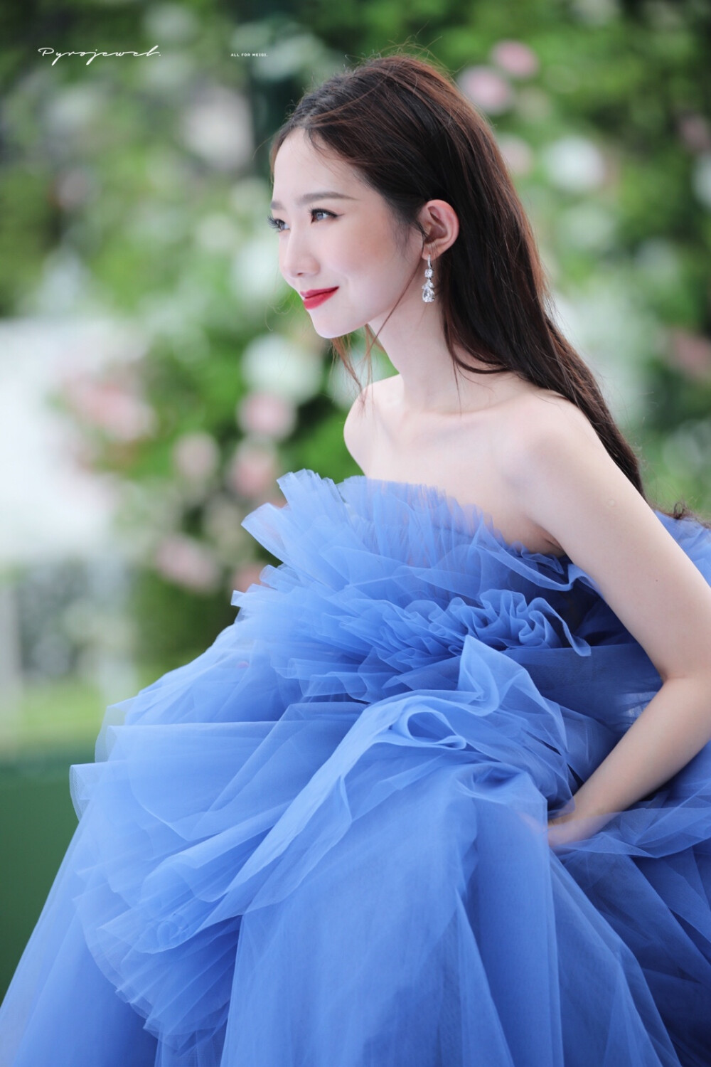 20200719 东方风云榜红毯孟美岐蓝色纱裙我的落跑新娘呜呜