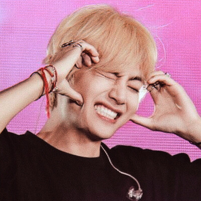 金泰亨用脸比心