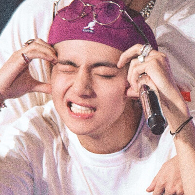 金泰亨用脸比心